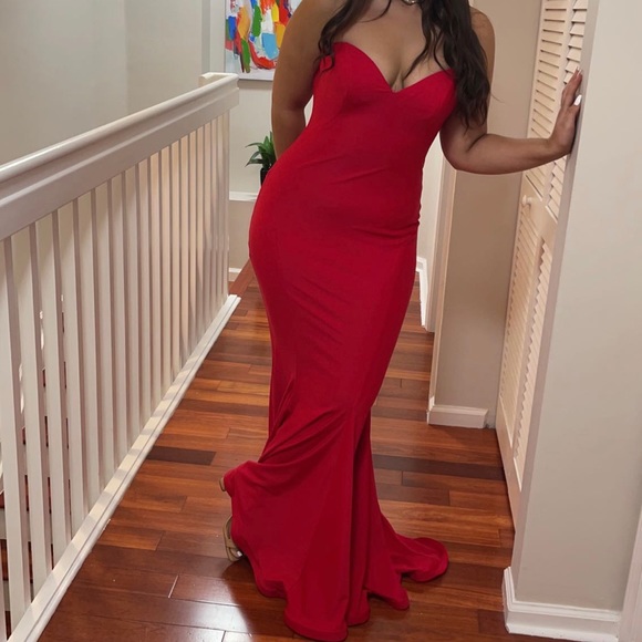 Stunning La Femme Strapless Bustier Mermaid Gown - Picture 6 of 14